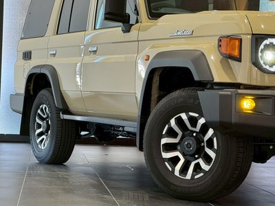 TOYOTA LAND CRUISER 70 - 5