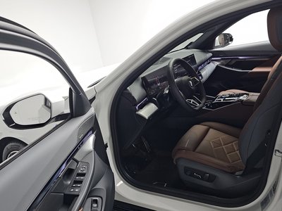 2025 BMW 5 SERIES — миниатюра 13