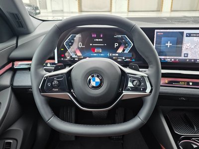 2025 BMW 5 SERIES — фото 9