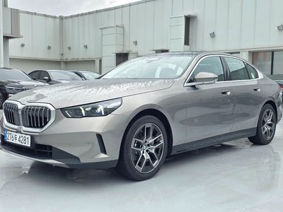 2025 BMW 5 SERIES — фото 1