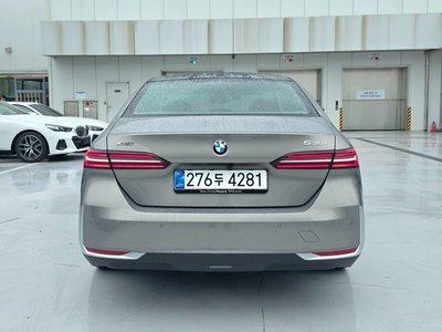 2025 BMW 5 SERIES — фото 3