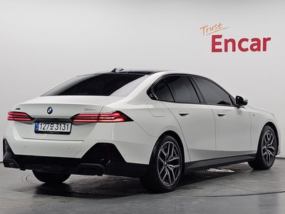 2025 BMW 5 SERIES 照片 2