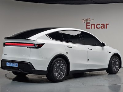 TESLA MODEL Y - 3