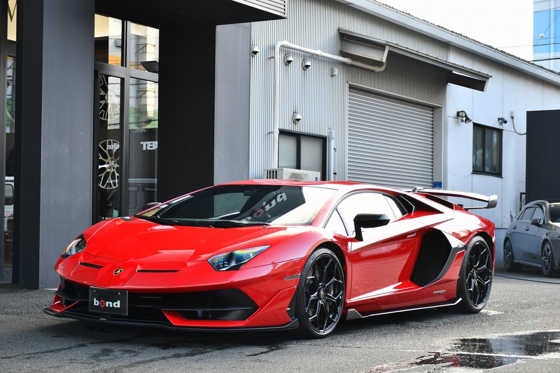 LAMBORGHINI AVENTADOR - View 1