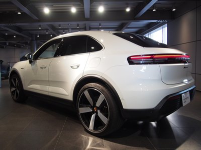 PORSCHE MACAN - 4