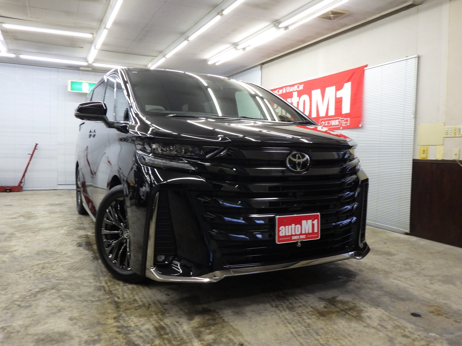 TOYOTA VELLFIRE - View 1