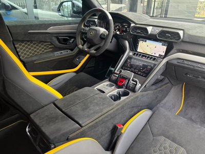 LAMBORGHINI URUS - 3