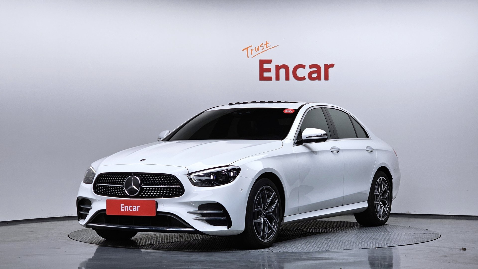 MERCEDES-BENZ E-CLASS - View 1