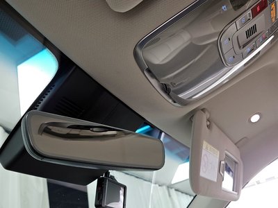 2022 Genesis GV70 — миниатюра 17