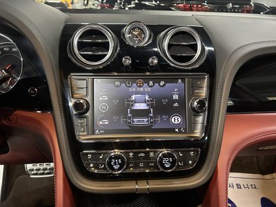 BENTLEY BENTAYGA - 8