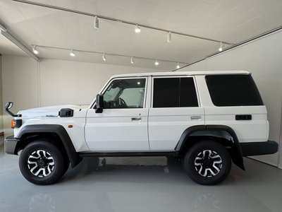 TOYOTA LAND CRUISER 70 - 7