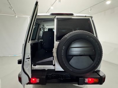 TOYOTA LAND CRUISER 70 - 10