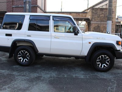 TOYOTA LAND CRUISER 70 - 6