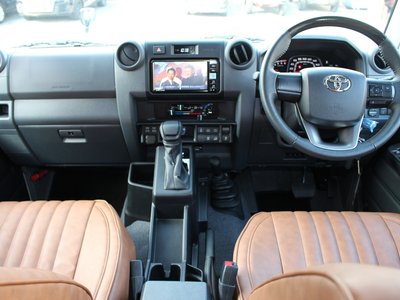 TOYOTA LAND CRUISER 70 - 2