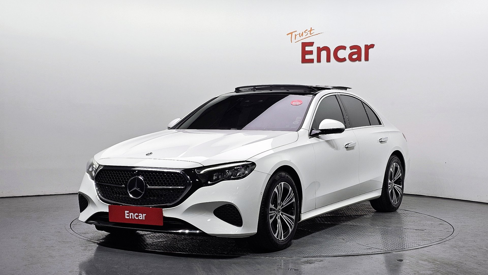 MERCEDES-BENZ E-CLASS - View 1