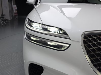 صورة 9 لـ 2023 Genesis GV70