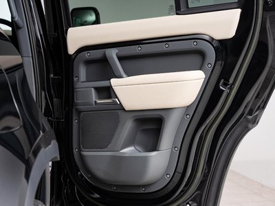 LAND ROVER DEFENDER - 7