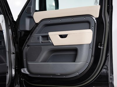 LAND ROVER DEFENDER - 8