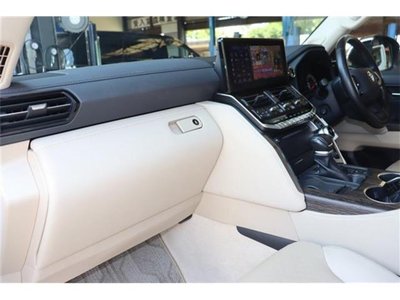 TOYOTA LAND CRUISER 300 - 7