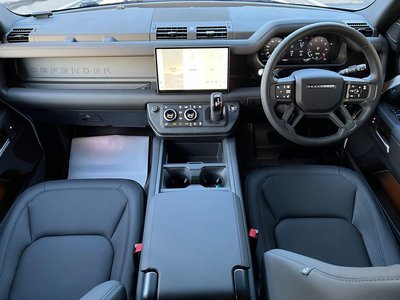 LAND ROVER DEFENDER - 8