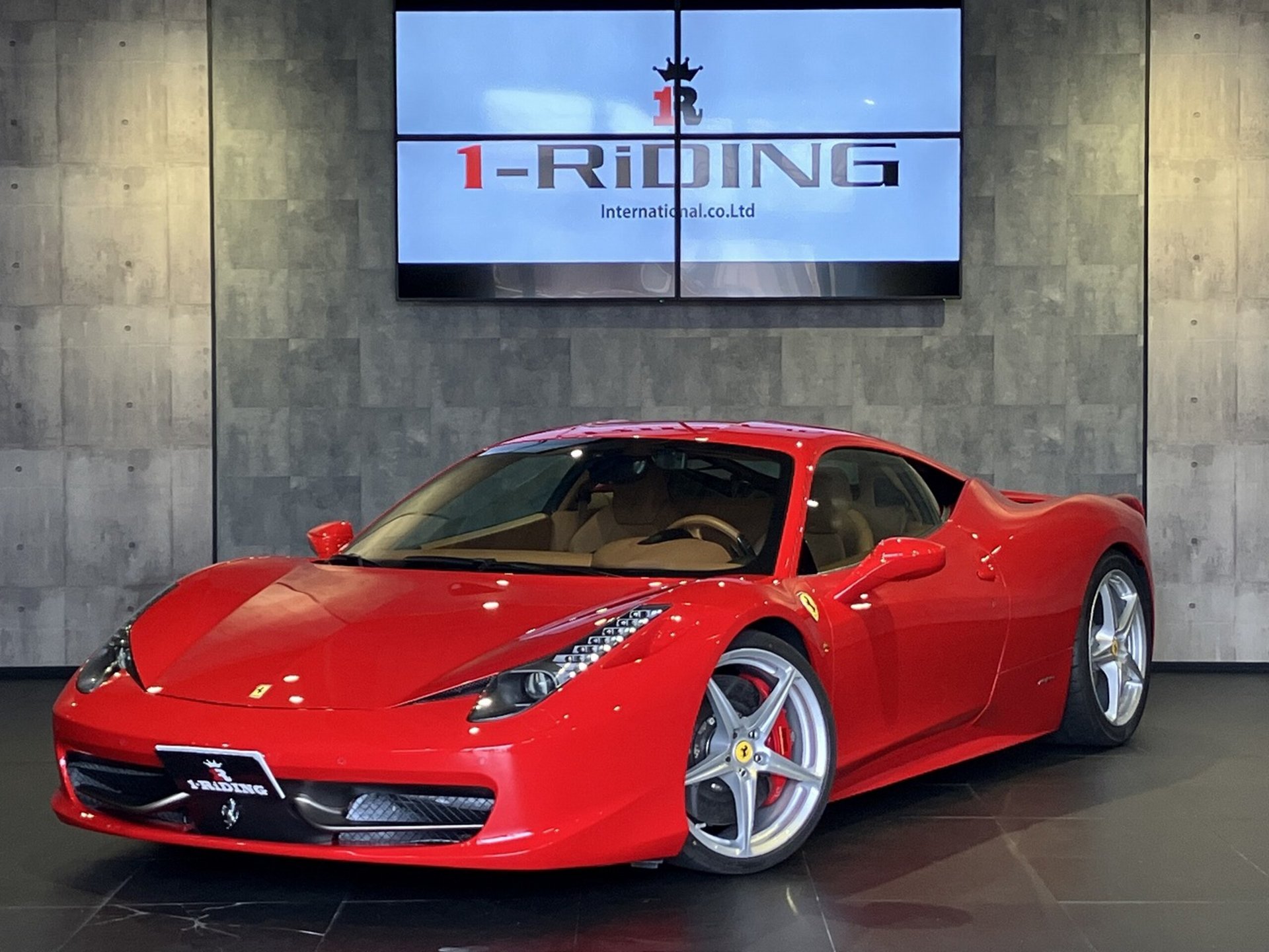 FERRARI 458 ITALIA - View 1