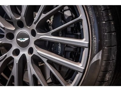 ASTON MARTIN DBX - 10