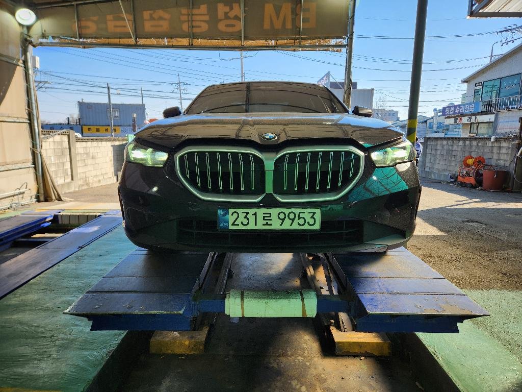 BMW 5 SERIES - View 1