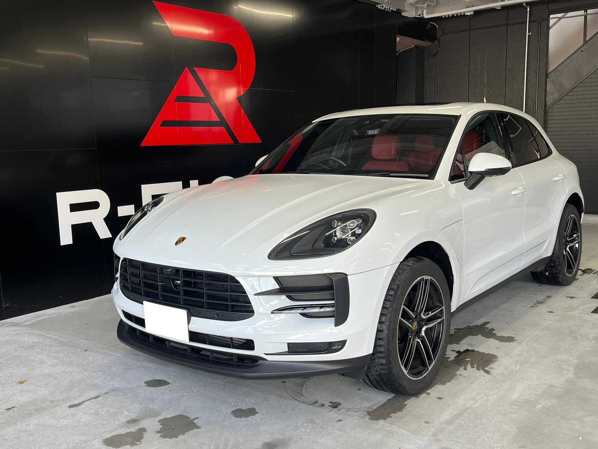 PORSCHE MACAN - View 1