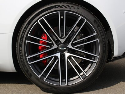 ASTON MARTIN DB12 - 9