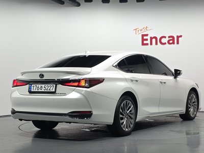 صورة 3 لـ 2025 Lexus ES
