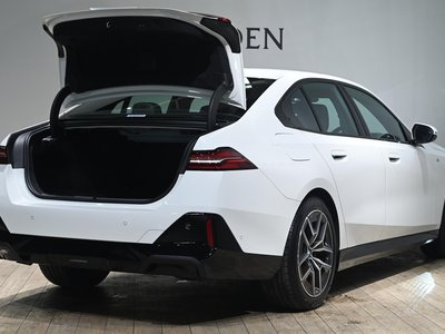 صورة مصغرة 45 لـ 2025 BMW 5 SERIES
