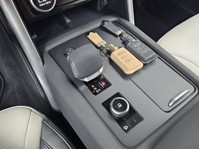 2025 LAND Rover DISCOVERY thumbnail 12