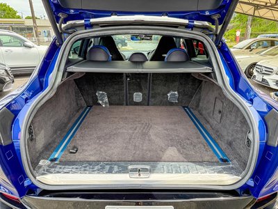 ASTON MARTIN DBX - 9