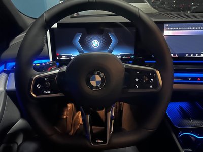 2025 BMW 5 SERIES — фото 7