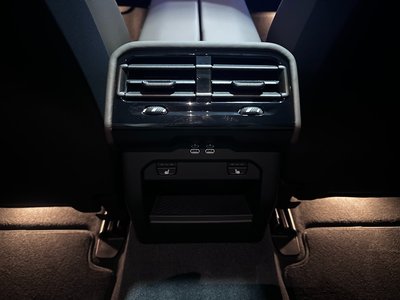 2025 BMW 5 SERIES — фото 4