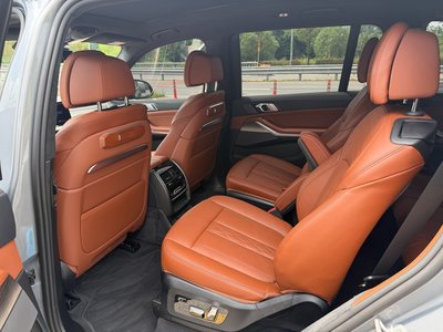 2025 BMW X7 thumbnail 12