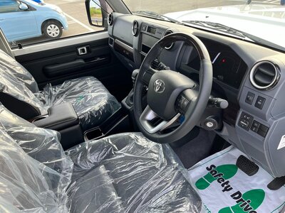 TOYOTA LAND CRUISER 70 - 9