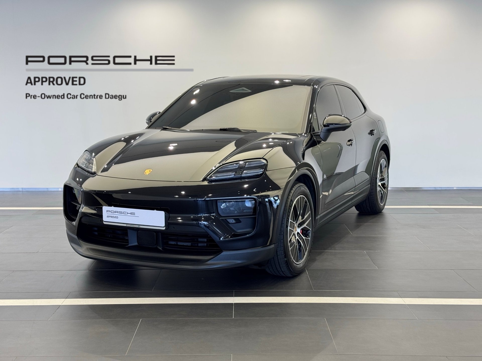 PORSCHE MACAN - View 1