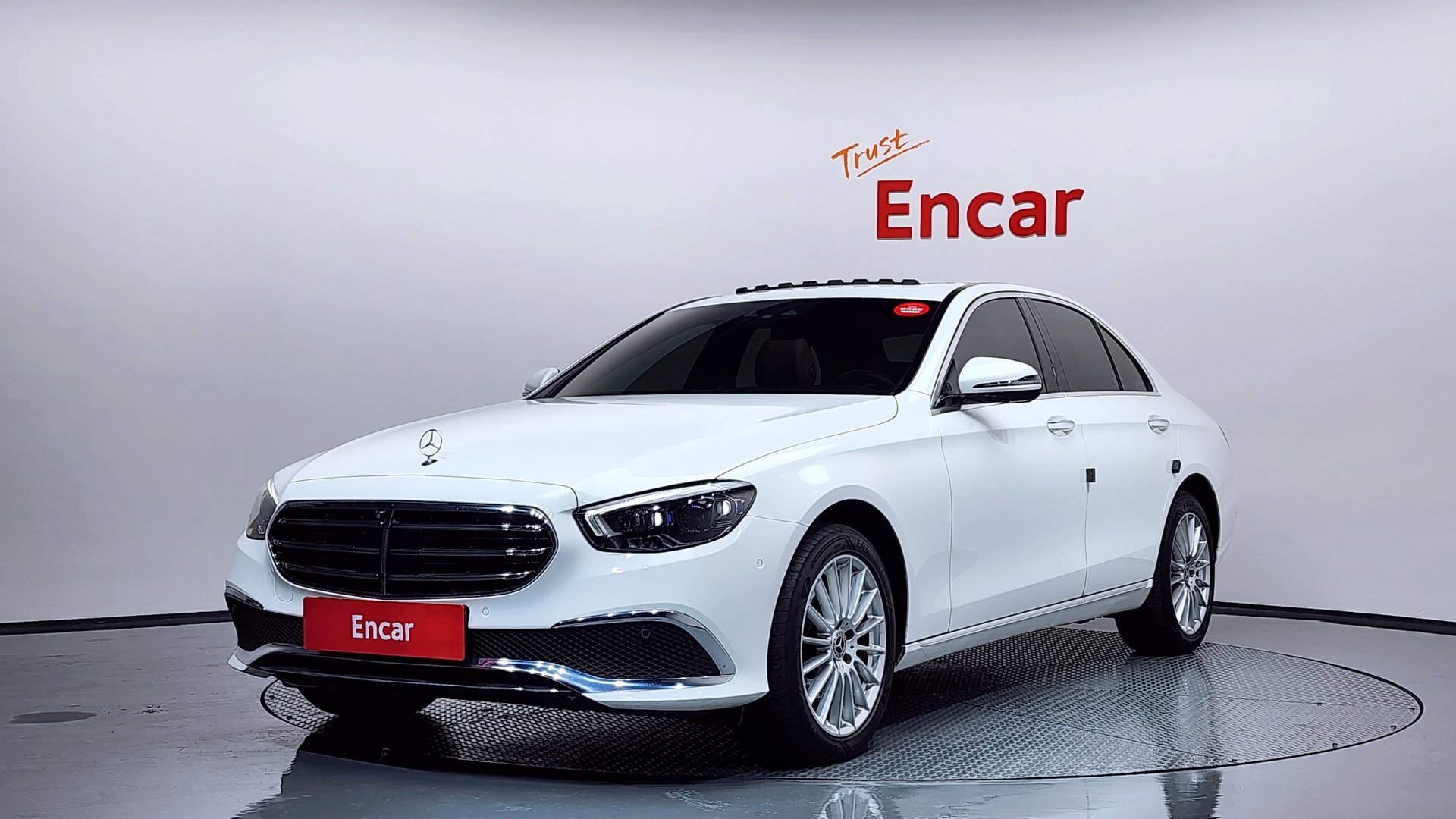 MERCEDES-BENZ E-CLASS - View 1