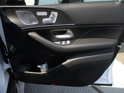 2026 Mercedes-BENZ GLS — миниатюра 25