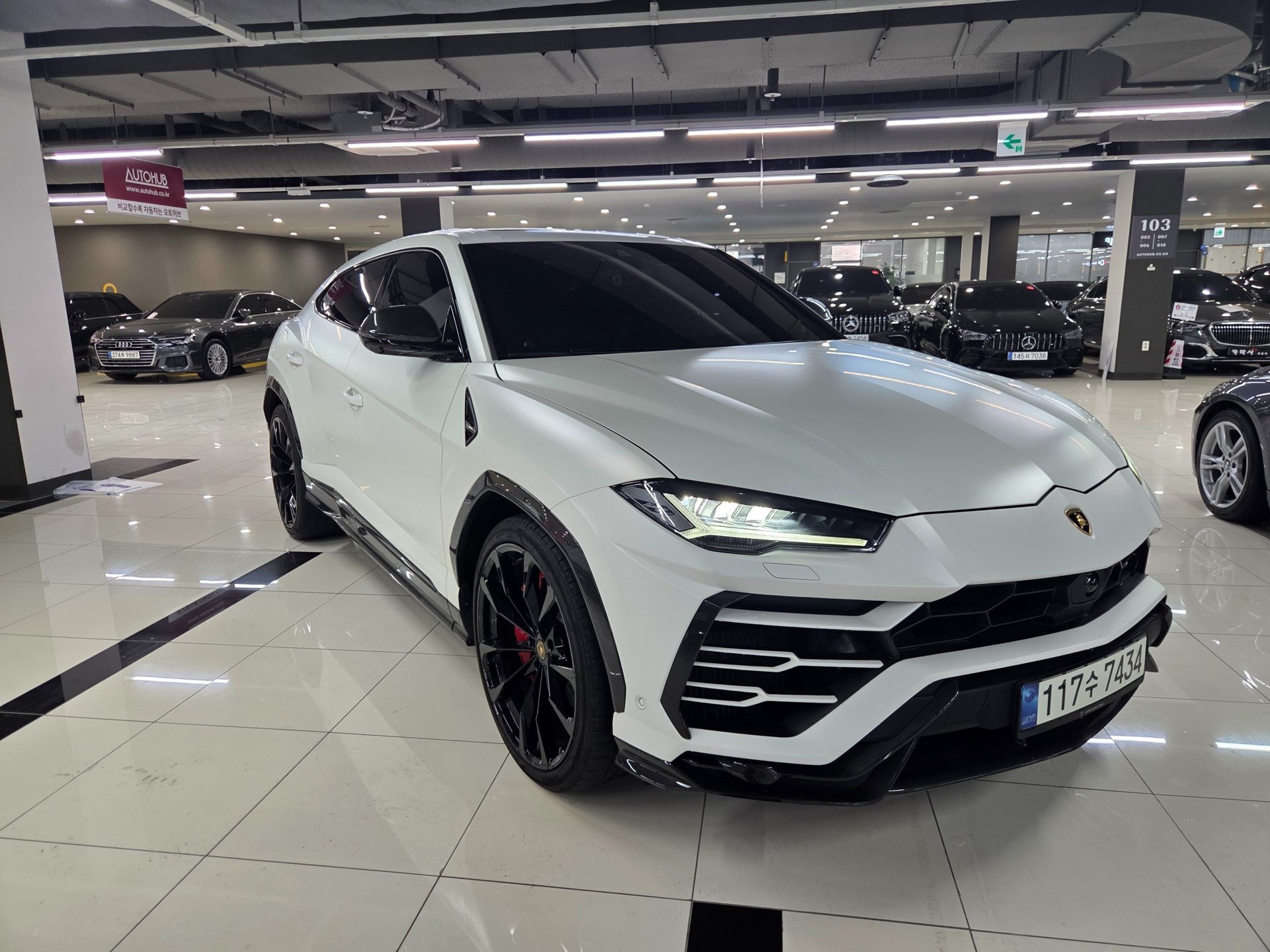 LAMBORGHINI URUS - View 1