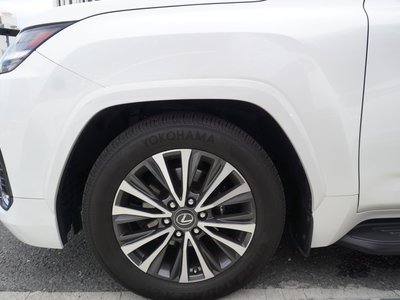 2023 Lexus LX — миниатюра 16