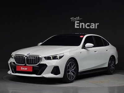 2025 BMW 5 SERIES photo 1