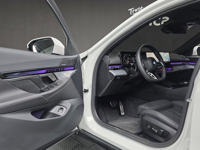 2025 BMW 5 SERIES — миниатюра 13