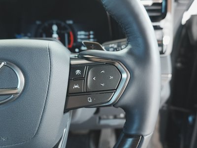 2025 Lexus LM — миниатюра 17