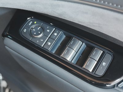 2025 Lexus LM — миниатюра 26