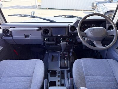 TOYOTA LAND CRUISER 70 - 3