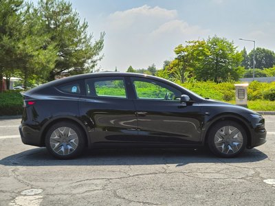 TESLA MODEL Y - 5