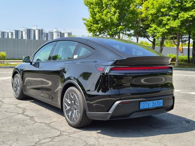 TESLA MODEL Y - 3
