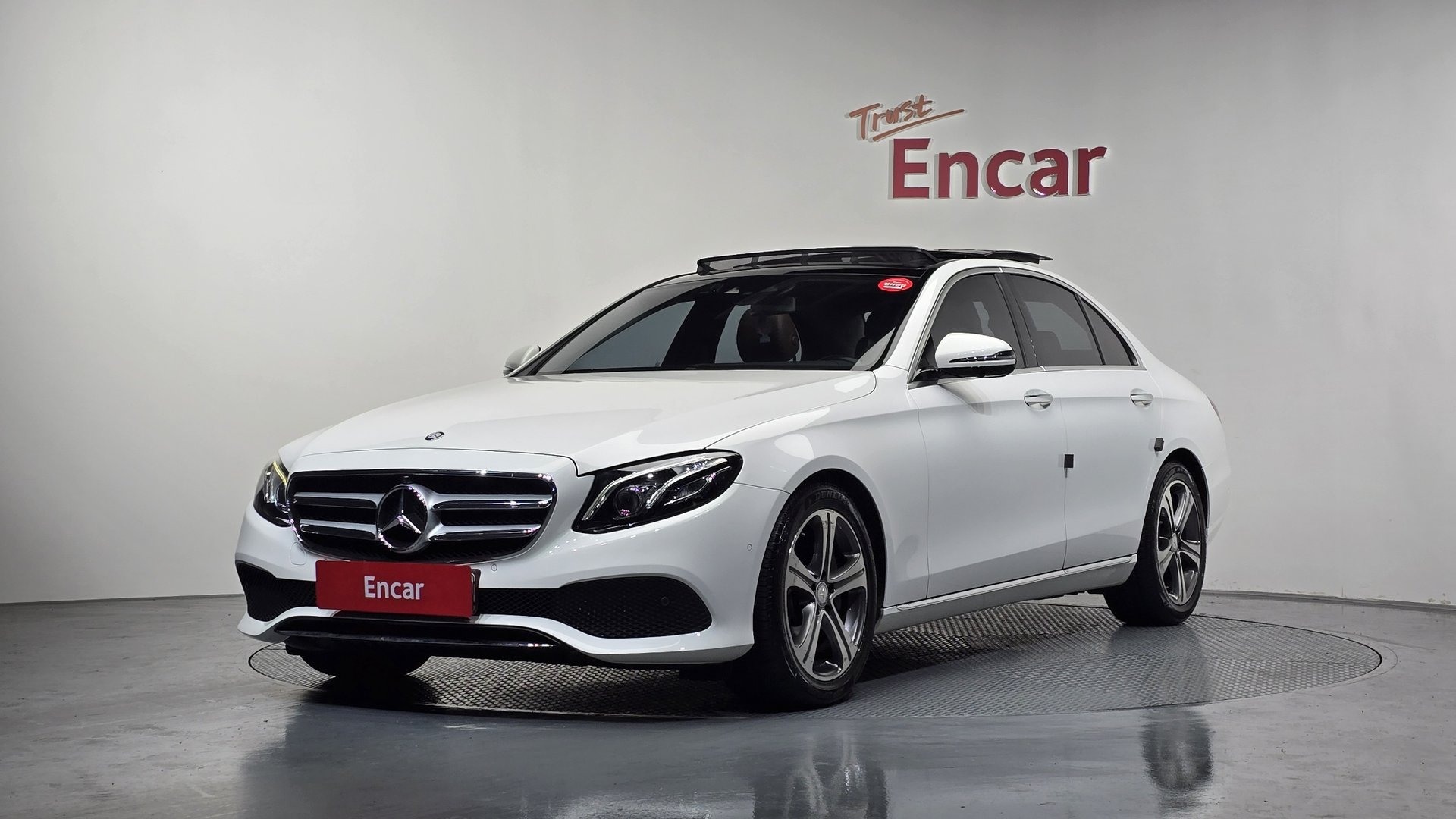 MERCEDES-BENZ E-CLASS - View 1